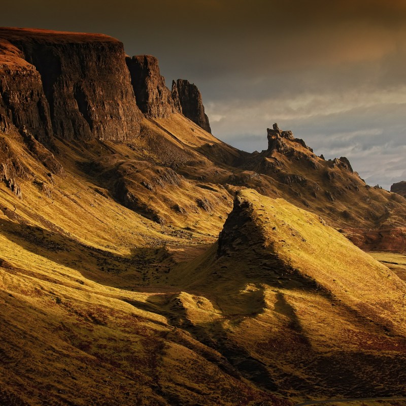 Image de grands rocs en nature pendant le coucher du soleil
