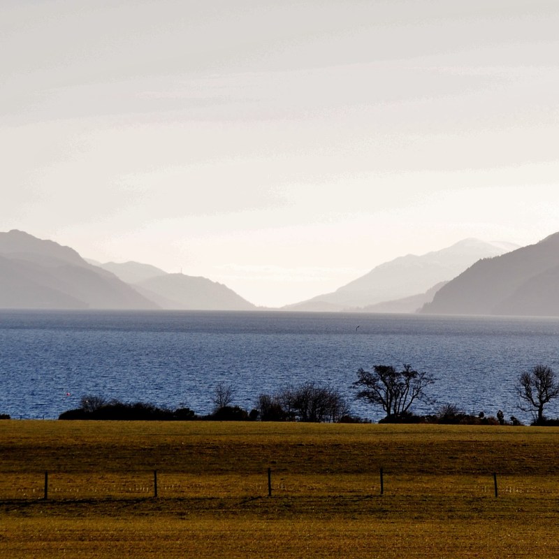 Vue sur le lac de Loch Ness entouré de montagnes