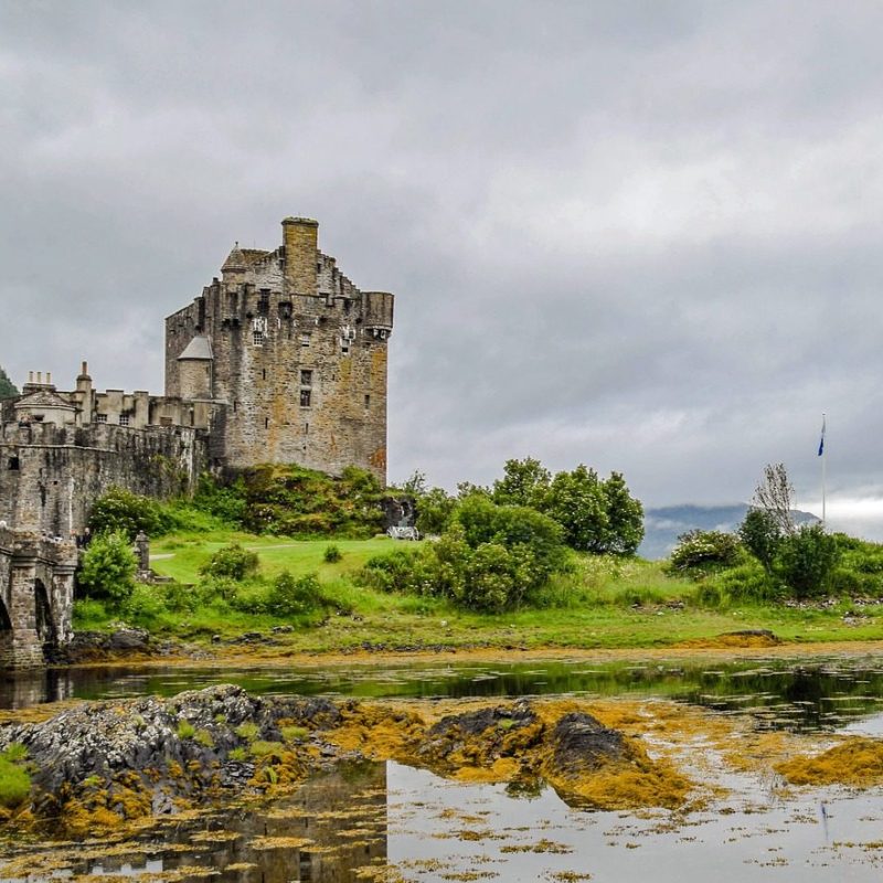 Image d´un chateau en pleine nature à côté d´un lac
