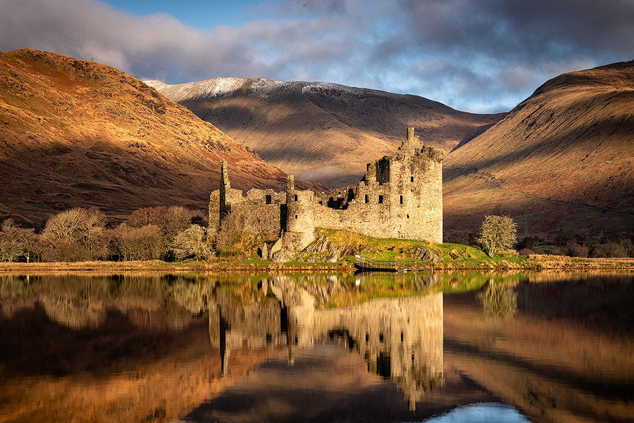 Chateau de Kilchurn a castle on top of a mountain